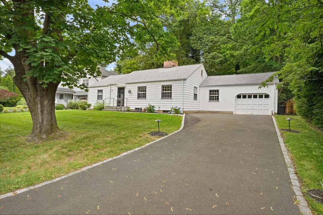 35 Skylark Rd in Greenwich, CT - Building Photo