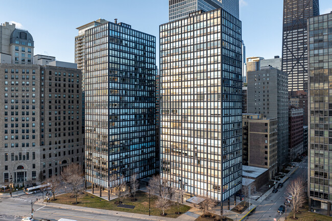 860-880 N Lake Shore Dr in Chicago, IL - Building Photo - Primary Photo