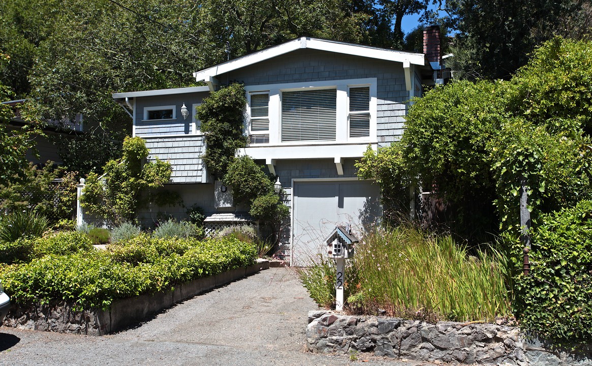 22 Rosebank Ave in Kentfield, CA - Building Photo