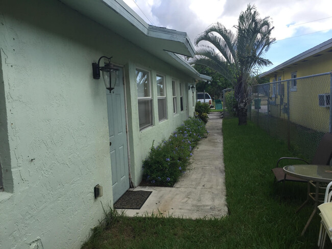 189 W 16th St in Riviera Beach, FL - Building Photo - Building Photo