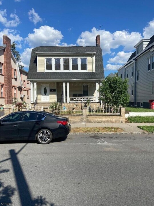40 Ampere Pkwy in East Orange, NJ - Building Photo