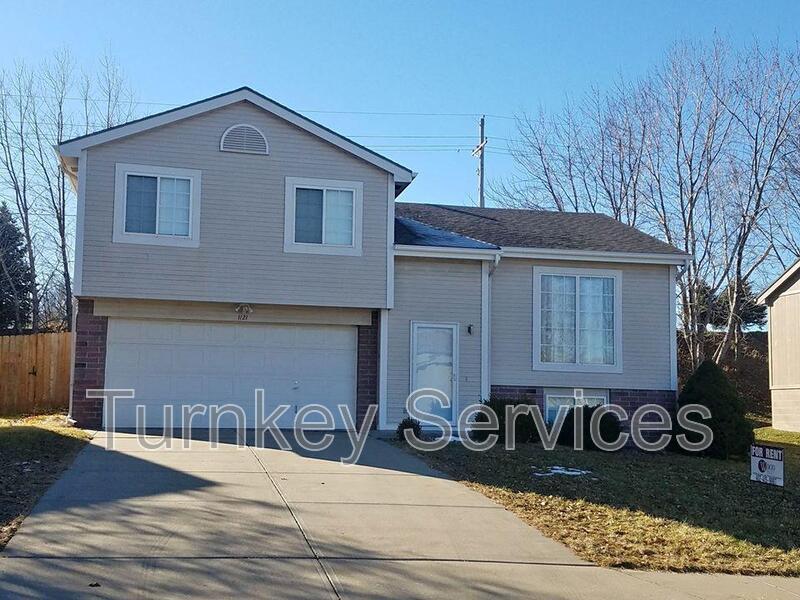 1121 Devon Dr in Papillion, NE - Building Photo
