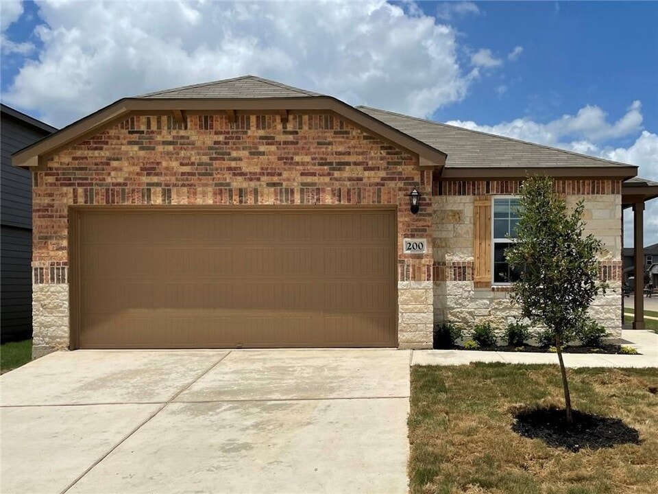 200 Capital Hl Vw in Liberty Hill, TX - Building Photo