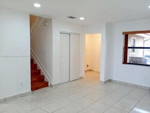 2531 W 60th Pl in Hialeah, FL - Foto de edificio - Building Photo