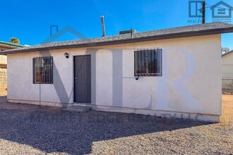 2432 E Willetta St in Phoenix, AZ - Foto de edificio - Building Photo