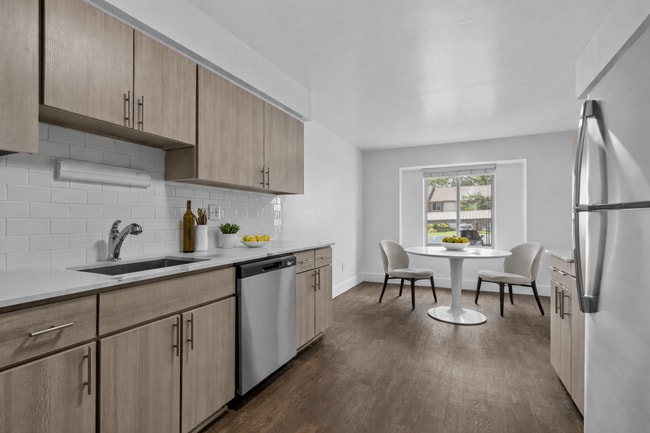 Edge At Farmington Hills - Farmington Hills, MI