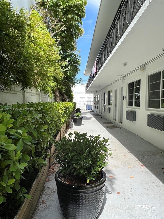 1524 Lenox Ave. in Miami Beach, FL - Foto de edificio - Building Photo