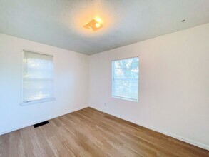 30 Halsey Dr in Hutchinson, KS - Building Photo - Building Photo