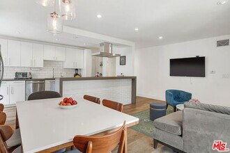 933 11th St-Unit -1 in Santa Monica, CA - Foto de edificio - Building Photo