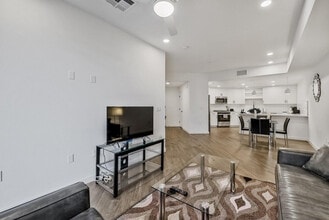 375 Camino De La Reina in San Diego, CA - Building Photo - Building Photo