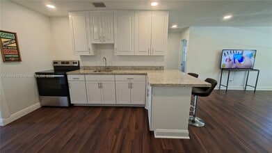 2407 Scott St in Hollywood, FL - Building Photo - Building Photo