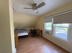 306 W John St in Champaign, IL - Building Photo - Building Photo