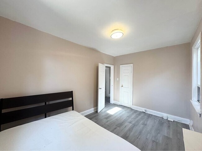 3 Bed 1 Bath - House in Toronto, ON - Building Photo - Building Photo