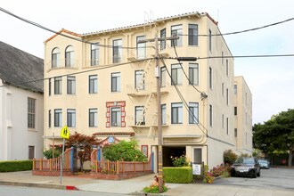 Casa Mia Apartments in Burlingame, CA - Building Photo - Building Photo