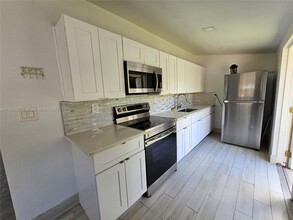 2325 Taylor St in Hollywood, FL - Building Photo - Building Photo