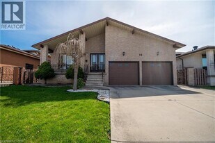 19 Pavarotti Ct in Hamilton, ON - Building Photo