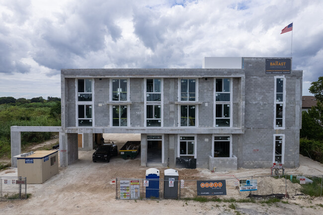 Dixie Breeze Apartments in Homestead, FL - Building Photo - Building Photo