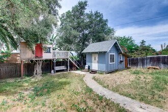 724 Iowa St in Fallbrook, CA - Foto de edificio - Building Photo