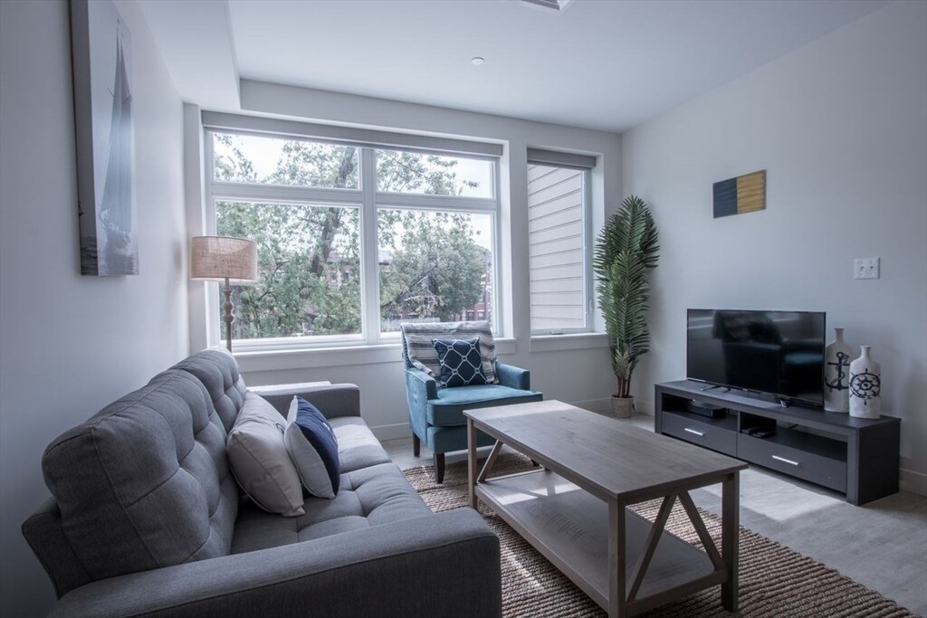 906 Beacon St, Unit 507 in Boston, MA - Building Photo