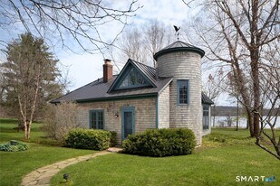 17 Washinee Heights Rd in Salisbury, CT - Building Photo