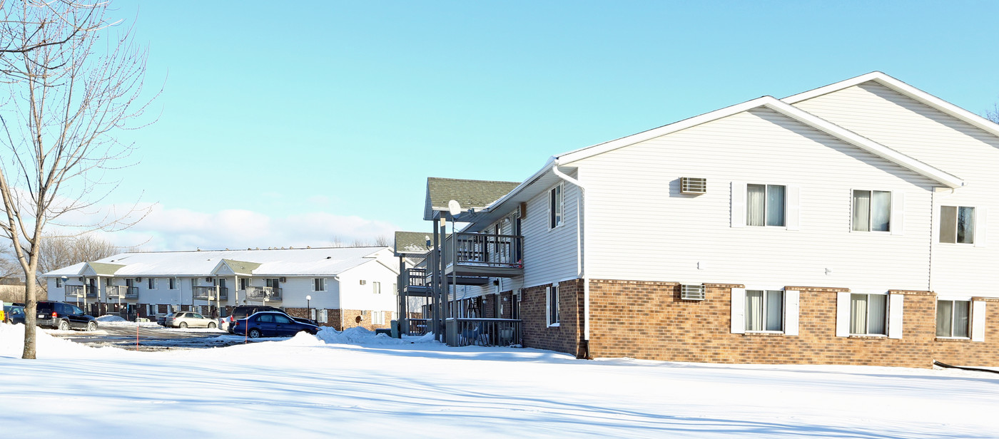 Park Water Apartments in Franklin, WI - Foto de edificio