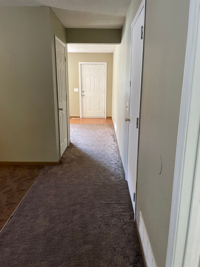 2209 Roma Ln in Country Club, MO - Foto de edificio - Building Photo