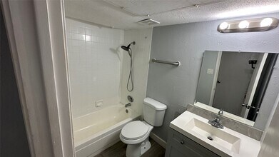 9550 Deering Dr in Houston, TX - Building Photo - Building Photo