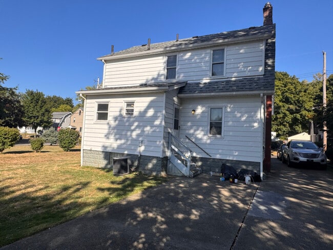 576 Noah Ave in Akron, OH - Foto de edificio - Building Photo