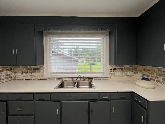 102 W Daniels St in Kinston, NC - Foto de edificio - Building Photo