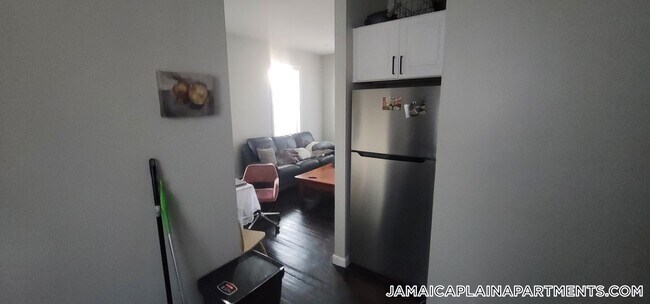 11 Priesing St, Unit 2 in Boston, MA - Foto de edificio - Building Photo