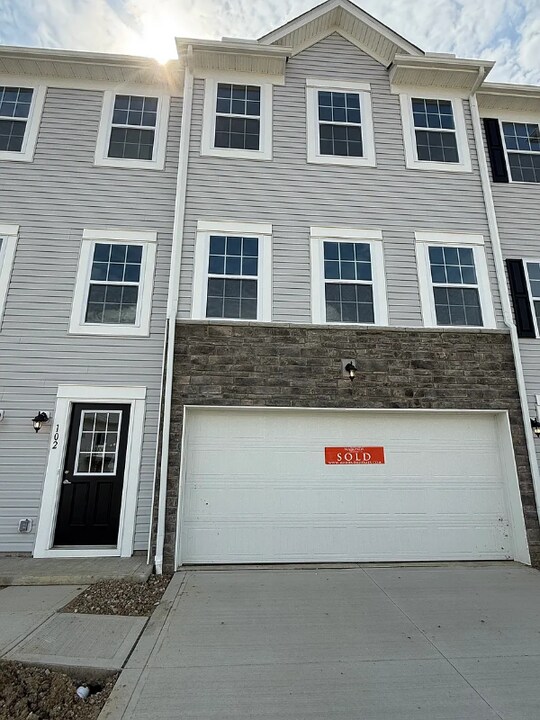 102 Red Willow Dr in Reynoldsburg, OH - Building Photo