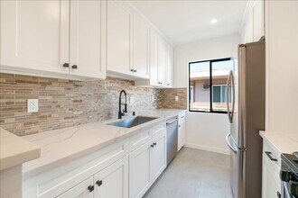 652 Hayworth Ave in Los Angeles, CA - Building Photo - Building Photo