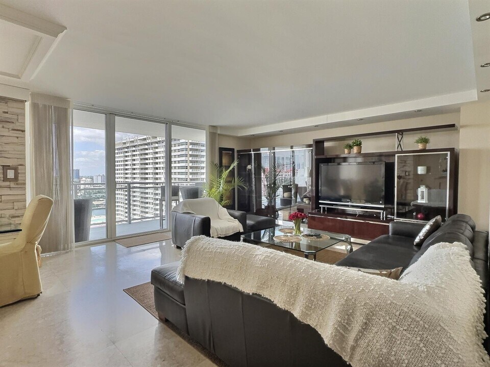 2030 S Ocean Dr, Unit 1626 in Hallandale Beach, FL - Building Photo