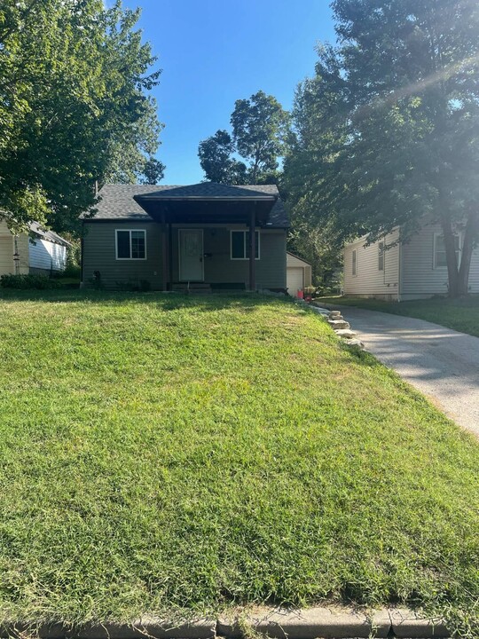 608 W 8th St in Concordia, KS - Foto de edificio
