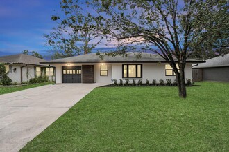 4238 T C Jester Blvd in Houston, TX - Foto de edificio - Building Photo