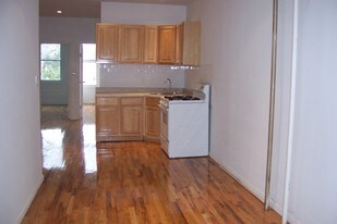 Ridgewood Best Deal 3BR Shared Yrd in Flushing, NY - Building Photo