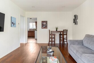 12415 Chandler Blvd in Los Angeles, CA - Building Photo - Building Photo