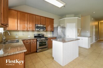 4814 Emerald Bay Cir in Baytown, TX - Foto de edificio - Building Photo