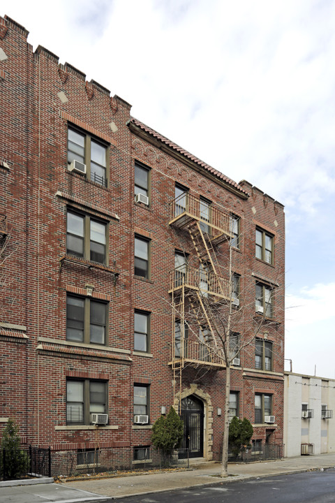 45-14 42nd St in Sunnyside, NY - Building Photo