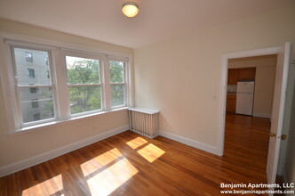 46 Lancaster Ter, Unit 305 in Brookline, MA - Foto de edificio - Building Photo