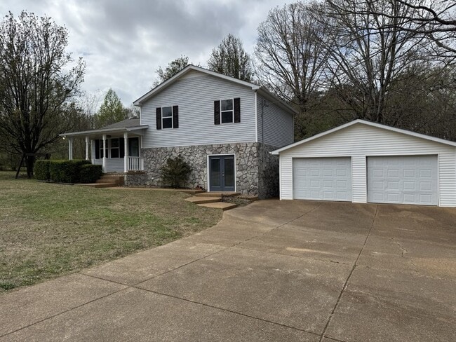 10125 N Twin Springs Rd in Bon Aqua, TN - Building Photo - Building Photo