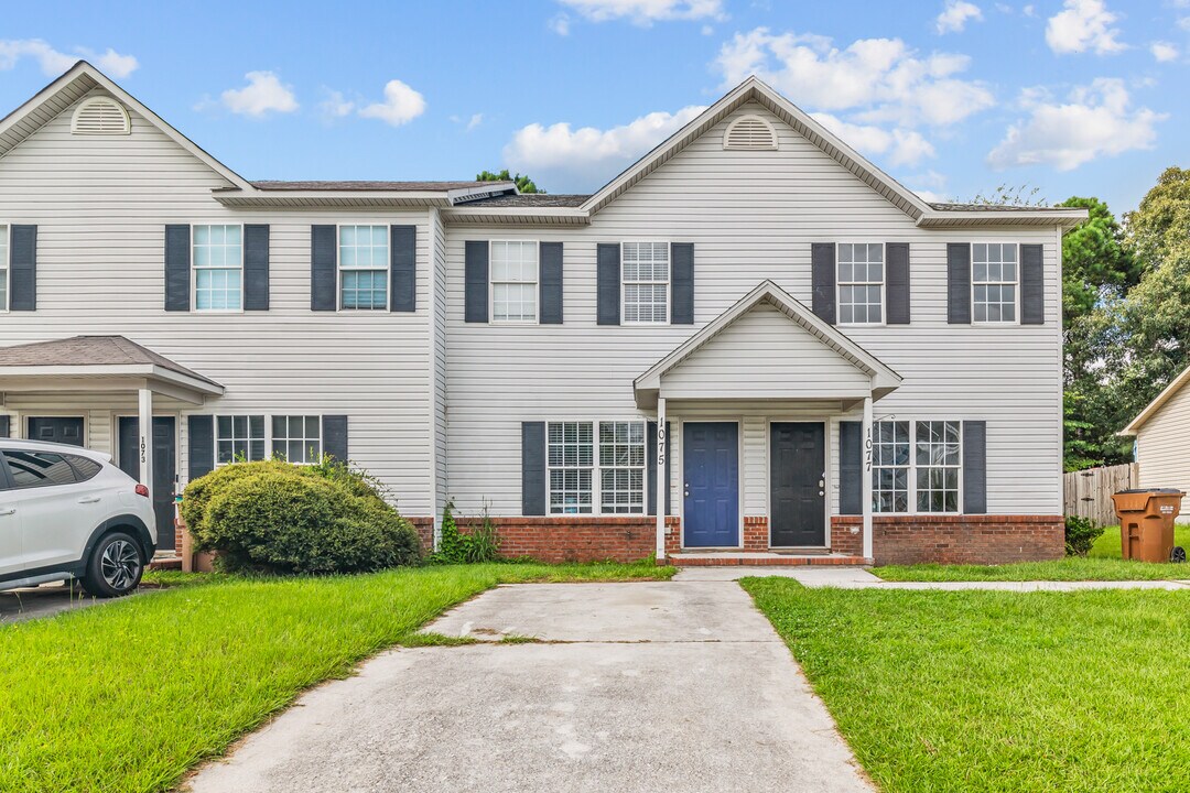 1075 W Pueblo Dr in Jacksonville, NC - Building Photo