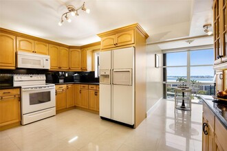 1915 Brickell Ave in Miami, FL - Building Photo - Building Photo