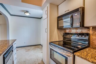 4520 Holland Ave-Unit -208 in Dallas, TX - Foto de edificio - Building Photo