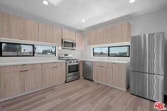 14804 1/2 Vanowen St in Los Angeles, CA - Building Photo - Building Photo