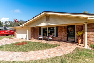 666 Fairway Ave NE in Fort Walton Beach, FL - Building Photo - Building Photo