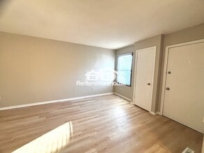 922 E Railroad Ave in Des Moines, IA - Building Photo - Building Photo