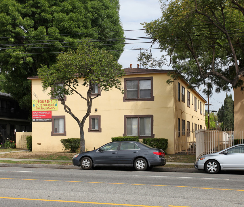 17031 Vanowen St in Van Nuys, CA - Building Photo