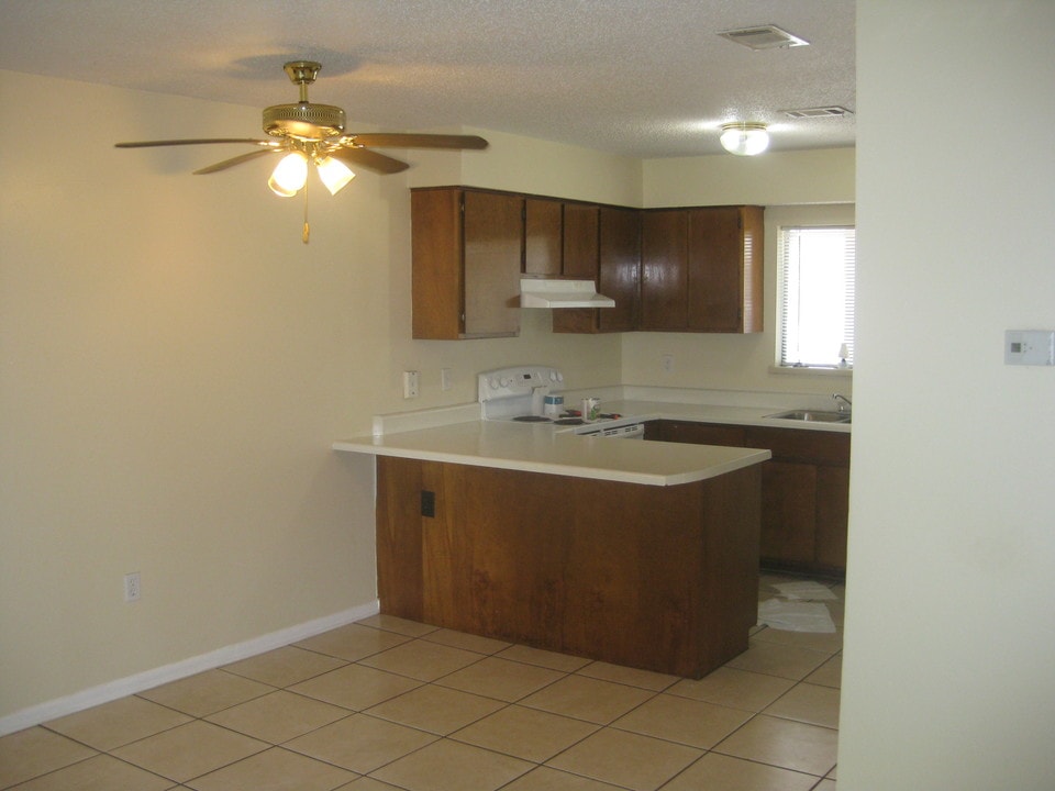 246 Oxford Ct in Mary Esther, FL - Building Photo
