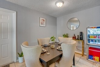 Clear Lake Palms in West Palm Beach, FL - Building Photo - Building Photo